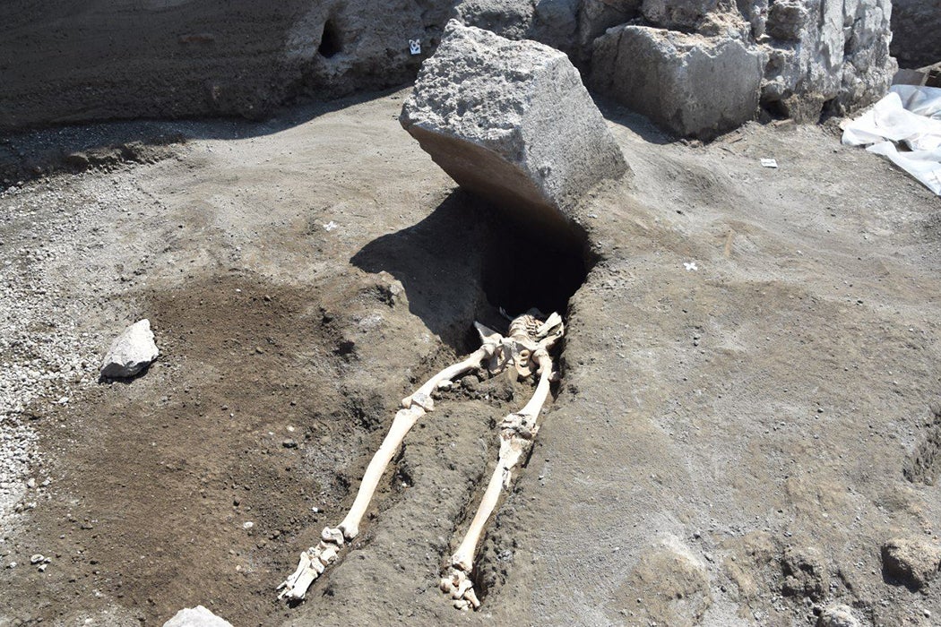 Pompeii boulder skeleton